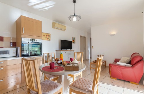 Greoux-les-Bains Cottage | Gîte 'Le Petit Étang' with Shared Pool, Private Terrace and Air Conditioning