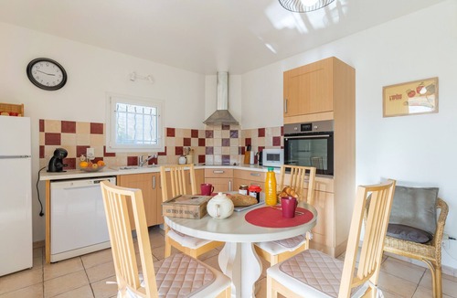 Greoux-les-Bains Cottage | Gîte 'Le Petit Étang' with Shared Pool, Private Terrace and Air Conditioning