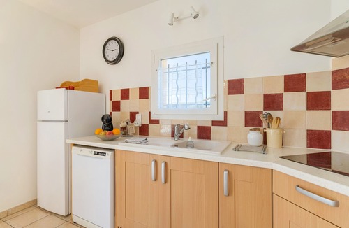 Greoux-les-Bains Cottage | Gîte 'Le Petit Étang' with Shared Pool, Private Terrace and Air Conditioning