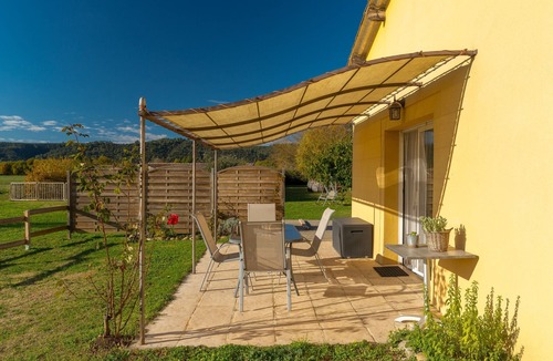 Greoux-les-Bains Cottage | Gîte 'Le Petit Étang' with Shared Pool, Private Terrace and Air Conditioning