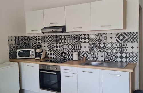 Bedarrides Cottage | Gite LE PILA air-conditioned apartment for 4 people on private property.