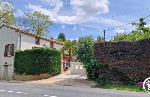 Almayrac House | GITE LE RUISSEAU DU BEJEAN with swimming pool and wooded grounds