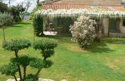 Vignonet House | Gîte les Coquelicots facing the river