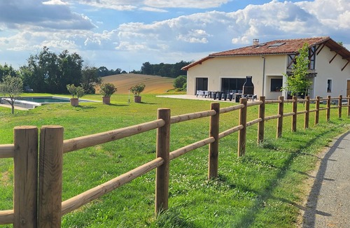 Maurens House | Gîte Les Hauts d’En Perrin with Heated Pool and Mountain View