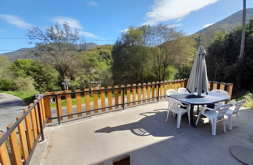 Biert House | Gite Les Lutins: Holiday Home with Mountain Views, Wi-Fi & Air Conditioning