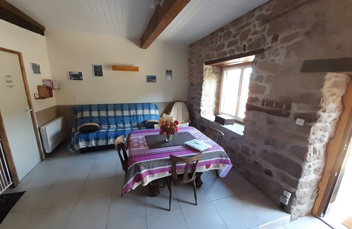 Biert House | Gite Les Lutins: Holiday Home with Mountain Views, Wi-Fi & Air Conditioning