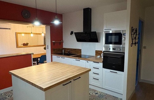 Saint-Robert House | Gîte Les Pivoines with Private Terrace, Wi-Fi, and Air Conditioning