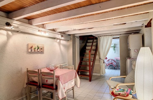 Aubusson House | GITE LES VOLETS ROUGES