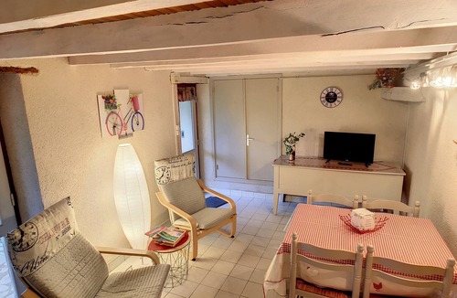 Aubusson House | GITE LES VOLETS ROUGES