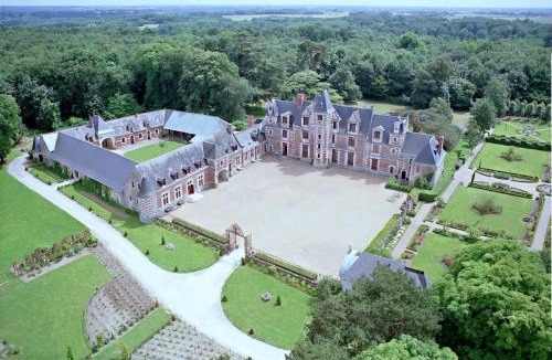 Vernou-sur-Brenne Apartment | GITE LOFT DE 15 PERSONNES AU CHATEAU DE JALLANGES VOUVRAY
