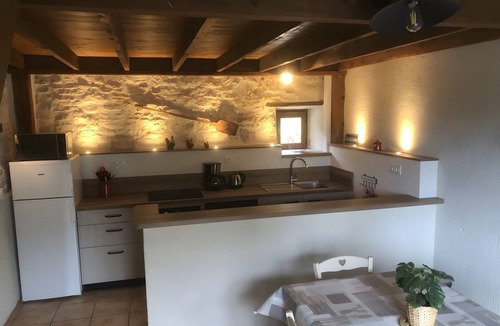 Le Garn Cottage | Gîte “L’Oustalet” with Private Terrace, Wi-Fi, and Air Conditioning