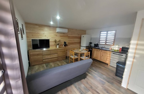 Codognan House | Gîte M with Shared Pools, Wi-Fi & Air Conditioning in Codognan
