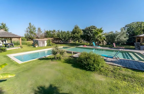 Codognan House | Gîte M with Shared Pools, Wi-Fi & Air Conditioning in Codognan