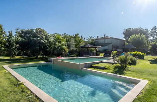 Codognan House | Gîte M with Shared Pools, Wi-Fi & Air Conditioning in Codognan