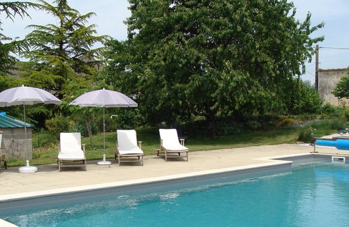 Echallat House | GITE MACARONS pool terrace