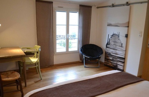 Echallat House | GITE MACARONS pool terrace