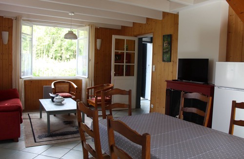 Saint-Hilaire-la-Palud House | Gite Marais between river and conche, boat, walk, and wifi!