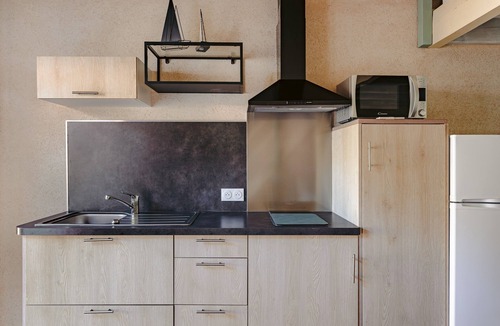 La Jarrie House | Gîte Mimosa with Terrace, Pool, and Air Conditioning by Kaz'Concept