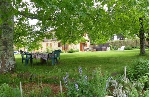 Frayssinet-le-Gelat Cottage | Gîte on the edge of the wood, house with jacuzzi