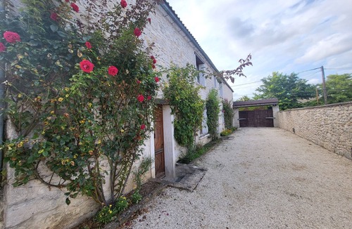 Chenou House | Gîte Prunier sleeps 8 with heated pool