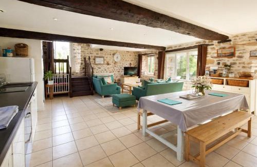 Montpinchon House | Gite rural centre Manche, calme, jardin, parking, 17km des plages