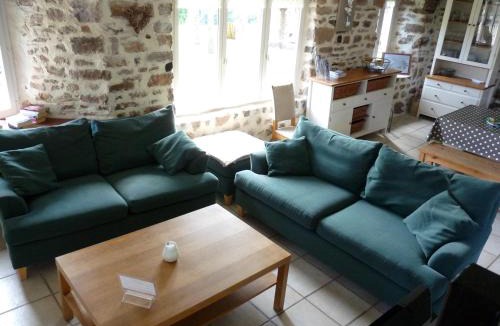 Montpinchon House | Gite rural centre Manche, calme, jardin, parking, 17km des plages