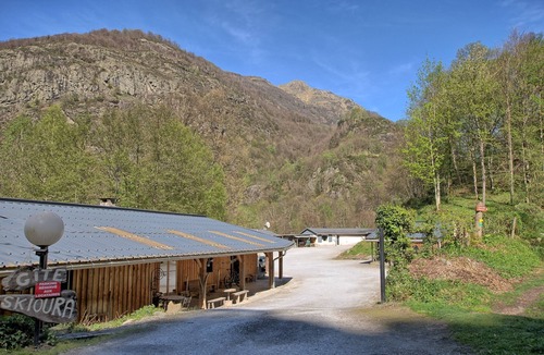 Bagneres-de-Luchon House | Gite skioura, Gite de groupe