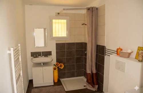 Ailhon Apartment | Gite Sunflowers