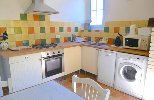 Castelnaudary House | Gite VertCastel – Lovely Green Retreat with Pool and Spa