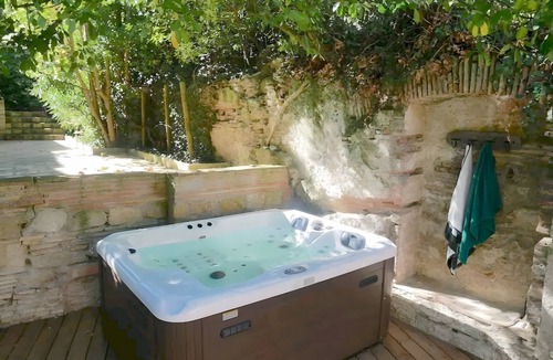 Castelnaudary House | Gite VertCastel – Lovely Green Retreat with Pool and Spa