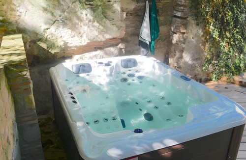 Castelnaudary House | Gite VertCastel – Lovely Green Retreat with Pool and Spa