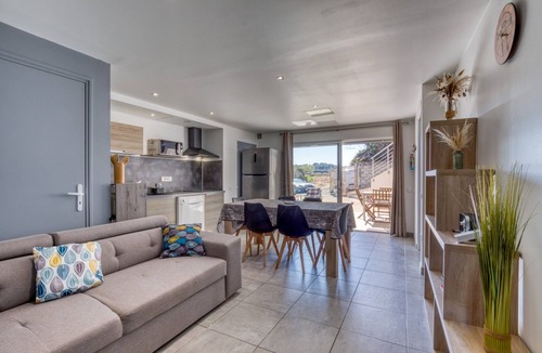 Montagnac Cottage | Gîte “Villa Athena” with Shared Pool, Private Terrace, and Wi-Fi
