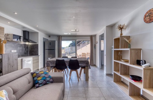 Montagnac Cottage | Gîte “Villa Athena” with Shared Pool, Private Terrace, and Wi-Fi