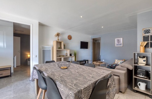 Montagnac Cottage | Gîte “Villa Athena” with Shared Pool, Private Terrace, and Wi-Fi