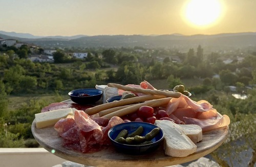 Saint-Julien-les-Rosiers Apartment | Gîte with SPA and panoramic view of the Cévennes mountains