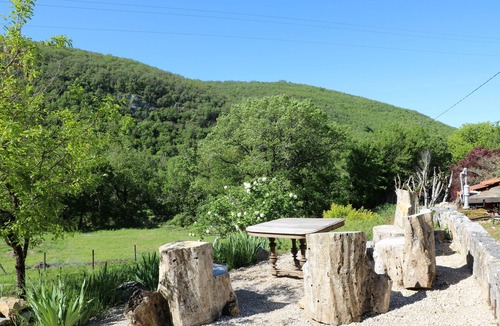 Espagnac-Sainte-Eulalie Cottage | Gite with swimming pool in the Célé valley near Figeac - ideal for families