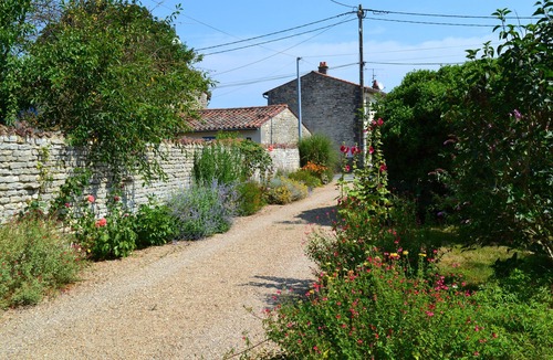 Prisse-la-Charriere Cottage | GITE WITH COVERED AND HEATED POOL (3 STARS)