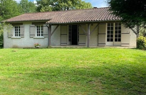 Chalais House | Gîte with ponds in green Perigord