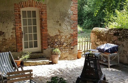 Cheffes House | Gite with shaded paved terrace