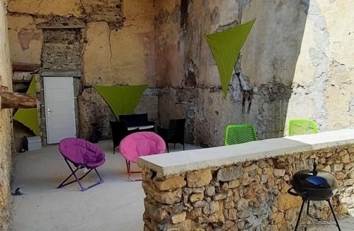 Mouthoumet House | Gîte with terrace, BBQ, WIFI and jacuzzi for 2 people near the Cathar castles