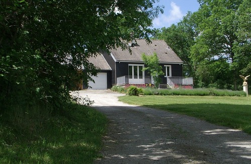 Landogne House | Gîte with view of the Chaîne des Puys - 4 pers - large garden - near Vulcania