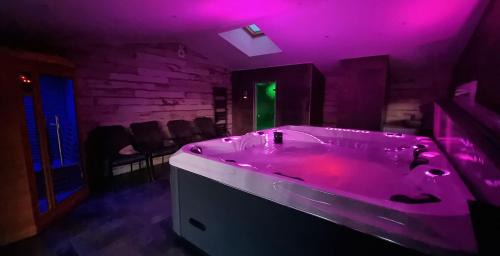 Izeaux House | Gites de La Croisée des Chemins - Piscine Chauffée - Spa, Hammam et Sauna