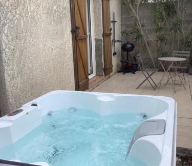 Roujan Villa | Gites de Lyse avec Jacuzzi