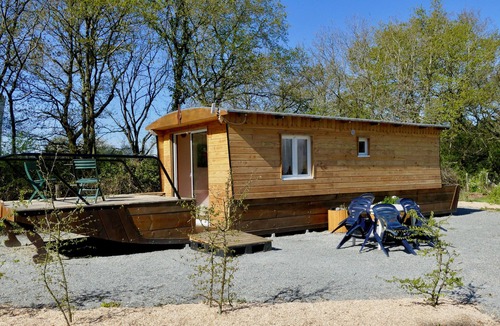 Saint-Martin-du-Fouilloux Ski Chalet | Gites Atypiques Forme Toues Cabanées de Loire Avec Étang de Pêche