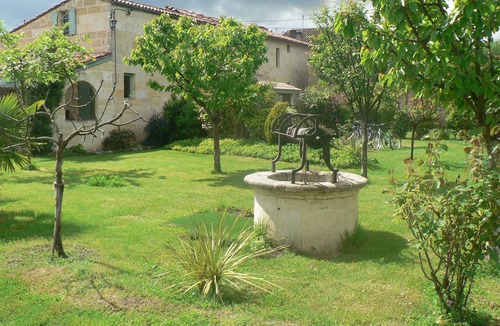 Vignonet House | Gîtes La Glycine facing the Saint-Emilion river