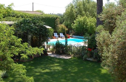 Saint-Laurent-d'Aigouze Apartment | GITES - Mas Saint-Louis - Piscine chauffée