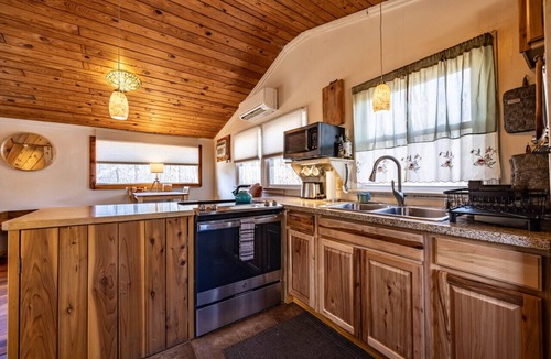 Stanardsville Cottage | Glade Cottage at White Lotus Eco Spa Retreat