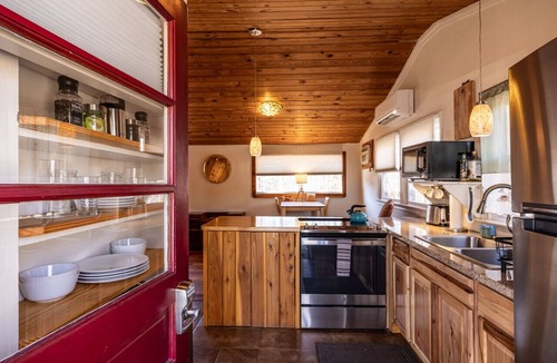 Stanardsville Cottage | Glade Cottage at White Lotus Eco Spa Retreat