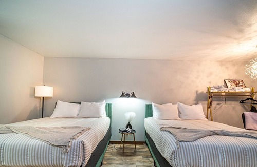 Indian Point Hotel | Glam Jam! - Newly Remodeled Stay in Style! Pets Stay Free