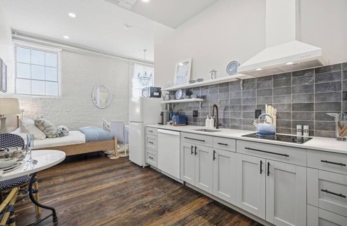 Downtown Jacksonville Apartment | Glam Studio at the Raven Pool OnSite Parking
